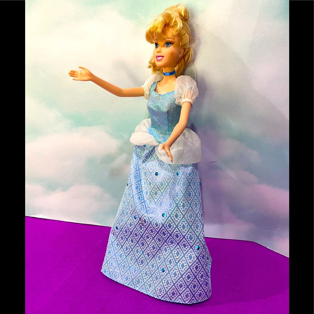 DISNEY CLASSIC CINDERELLA 2005 BARBIE TYPE POSABLE DOLL w/BLUE BALL GOWN 12”